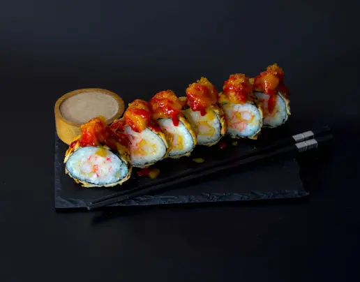 Tempura Futomak w Migdałach — chrupiący futomak w tempurze z migdałami, krewetką i tatarem z łososia, dostawa sushi w Toruniu