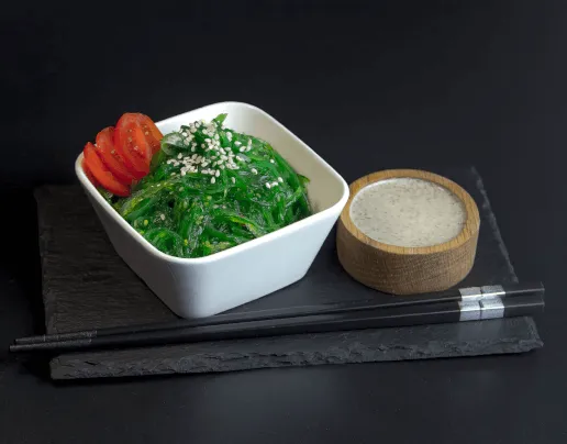 Sałatka Wakame – Klasyczna sałatka z wodorostami i sezamem