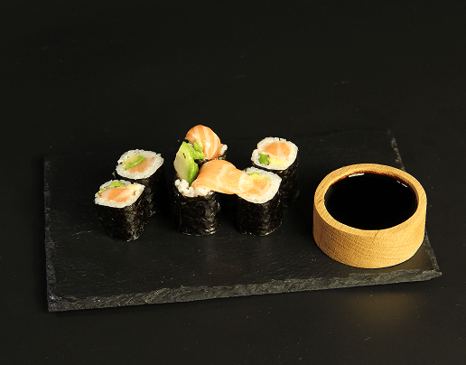 Hosomaki with Salmon and Avocado - light hosomaki sushi with delivery in Toruń