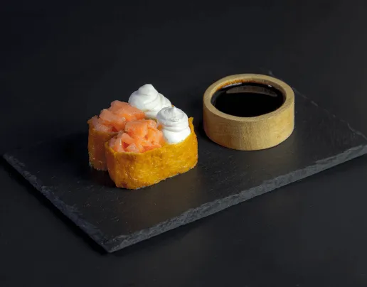 Inari Gunkany z Łososiem i Serkiem — gunkan sushi z pysznymi dodatkami, dostawa w Toruniu