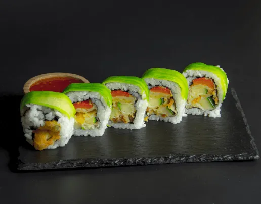 Uramak z Warzywami w Tempurze i Awokado na Wierzchu — pyszne uramaki sushi z dostawą w Toruniu