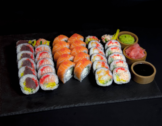Сет суши с лососем, тунцом и креветкой в темпуре