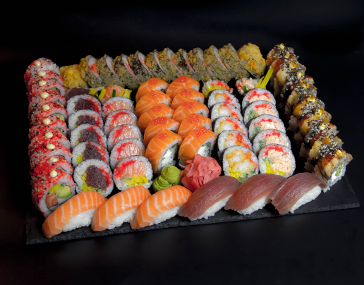 Набор разнообразных роллов и нигири