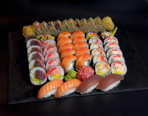 Богатство вкусов – роллы, нигири и футомаки в уникальном наборе